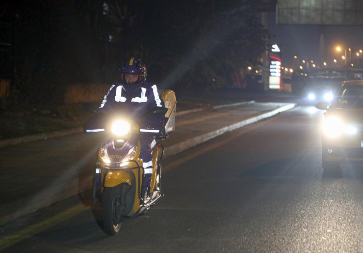 Bakan Varank, yeni yıla 'motokurye' olarak girdi; sipariş götürdü