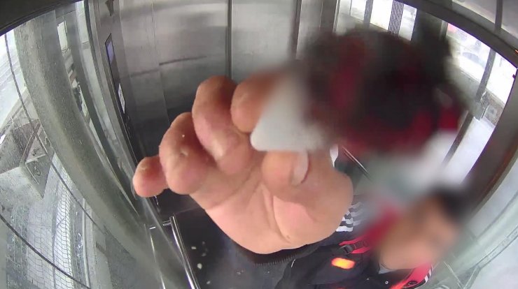 Asansörün kamerasında pes dedirten görüntü