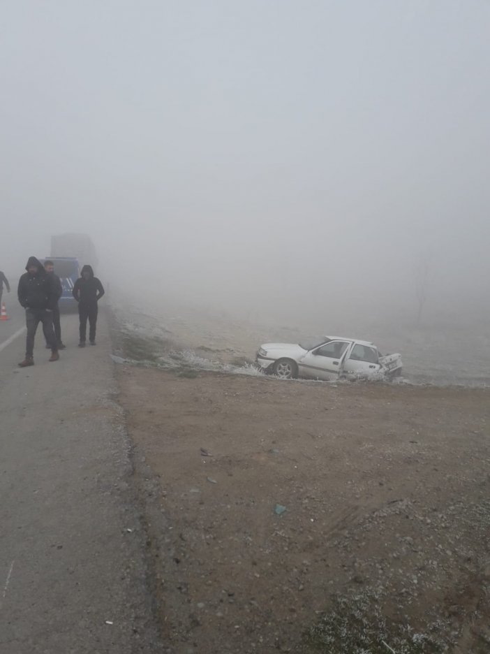 konyada-sis-kazaya-neden-oldu-kamyon-ile-otomobil-carpisti.jpg