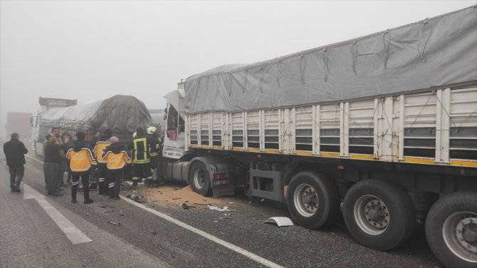 Konya'da kırmızı ışıkta bekleyen tıra çarpan tırın sürücüsü öldü