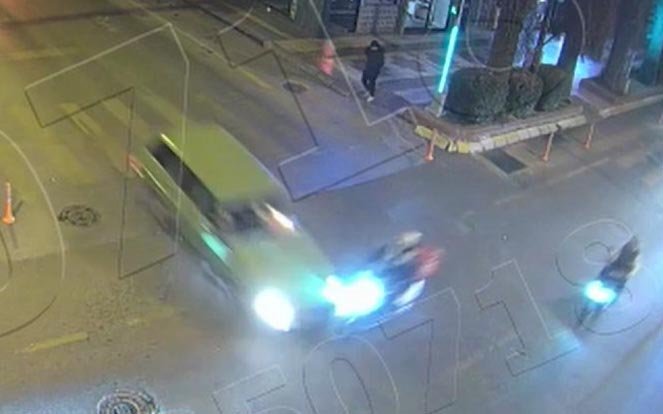 Otomobil ile motosikletin kavşakta çarpıştı