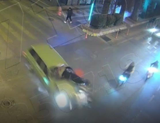 Otomobil ile motosikletin kavşakta çarpıştı