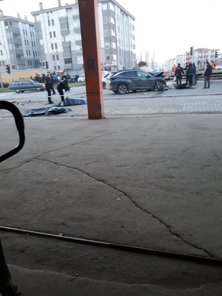 Arızalanan otomobile cip çarptı; baba ile oğlu öldü