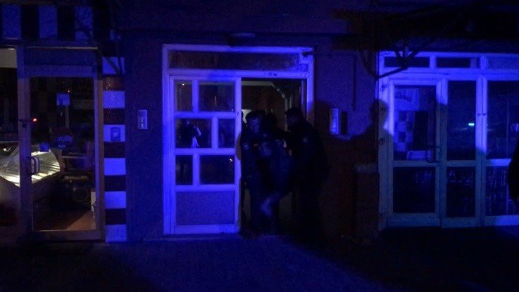 Konya'da eşini evde bulamayan şahıs, dehşet saçtı