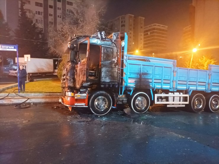 Kundaklandığı iddia edilen kamyon alev alev yandı