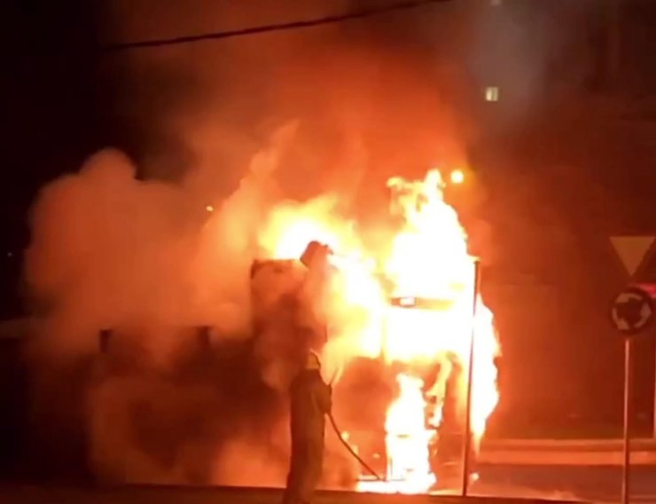 Kundaklandığı iddia edilen kamyon alev alev yandı