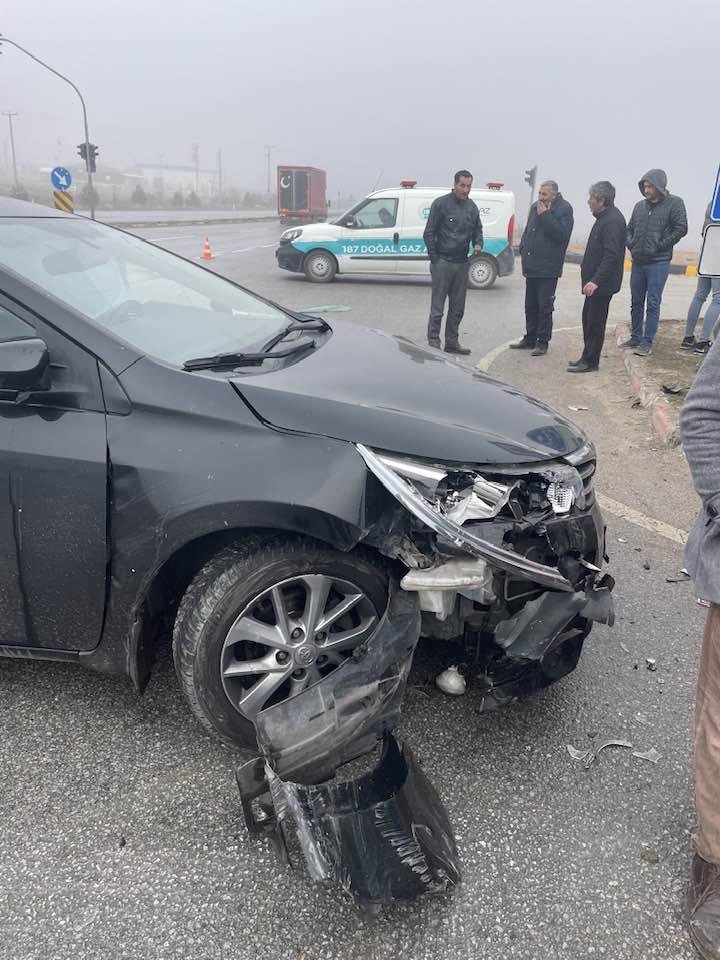 Konya'da belediye başkanının makam aracı, kamyonetle çarpıştı: Başkan dahil 4 yaralı
