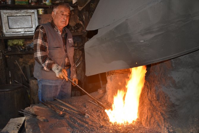 Konya'da demirci kardeşler dertli
