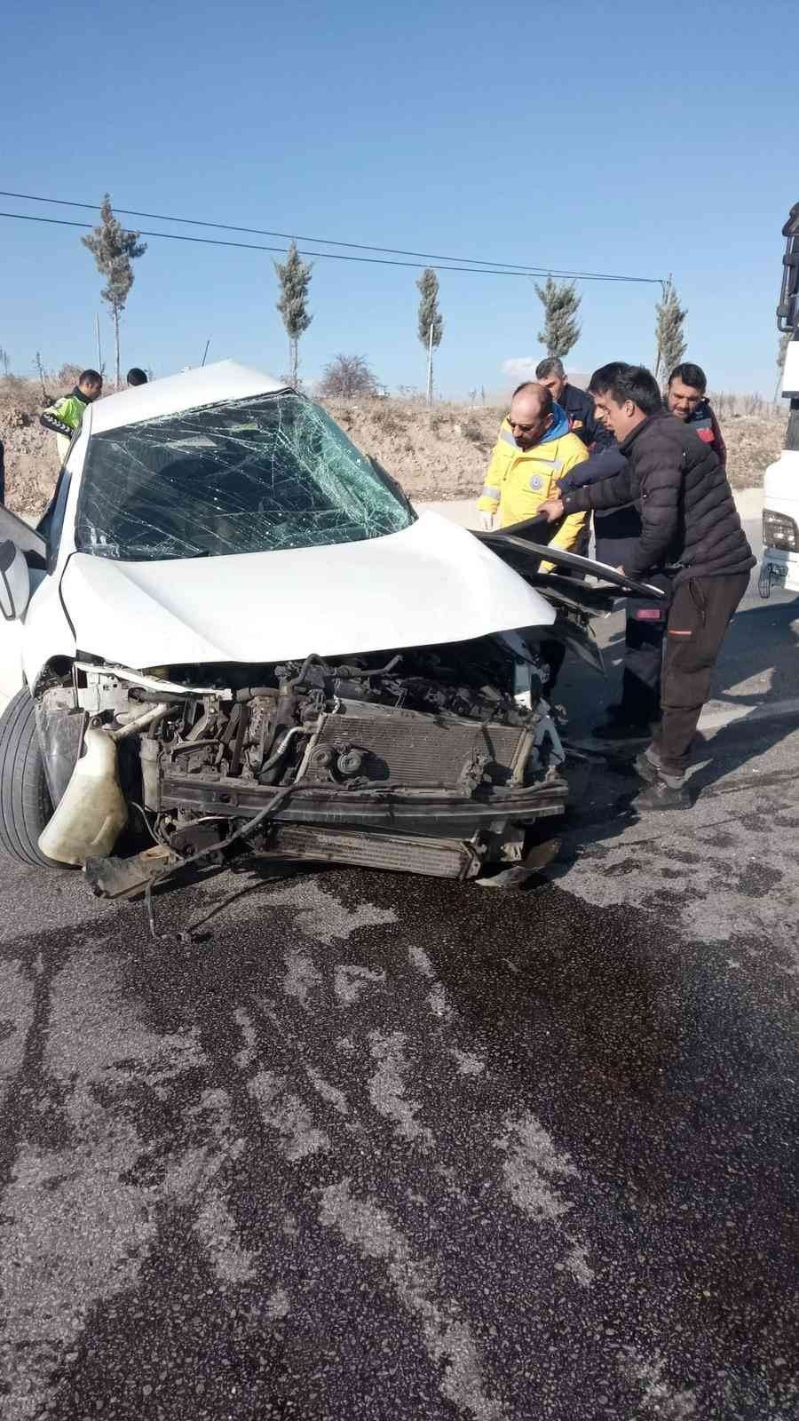 Tırla otomobil çarpıştı! Hurdaya dönen otomobilin sürücüsü hayatını kaybetti