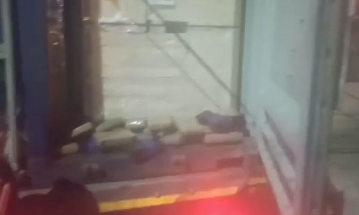 Yabancı bandıralı kargo gemisine baskın