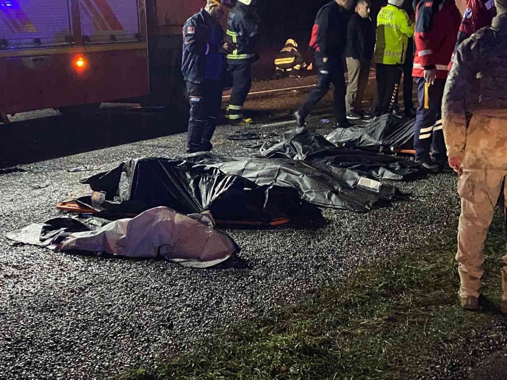 Yolcu otobüsü devrildi: 1’i bebek 5 ölü, 23 yaralı