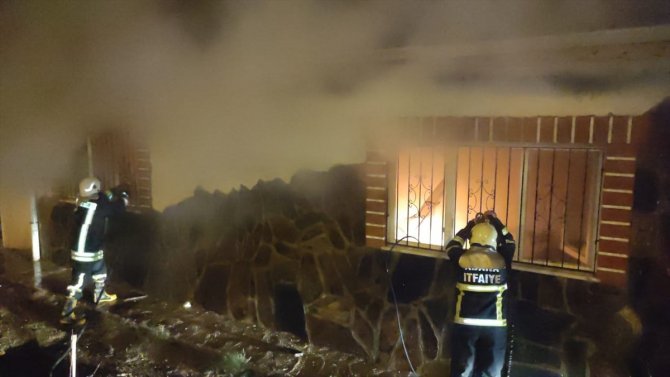 Adana'da yayla evi yangında kullanılamaz hale geldi