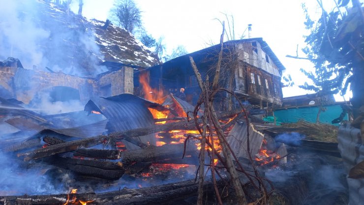 Alevler bir anda büyüdü! 2 ev, 2 serendi, 1 kamyonet kullanılamaz hale geldi