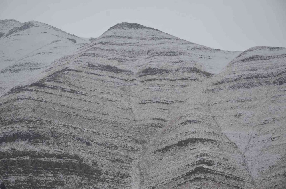 O ilde uzun zaman sonra kar yağışı