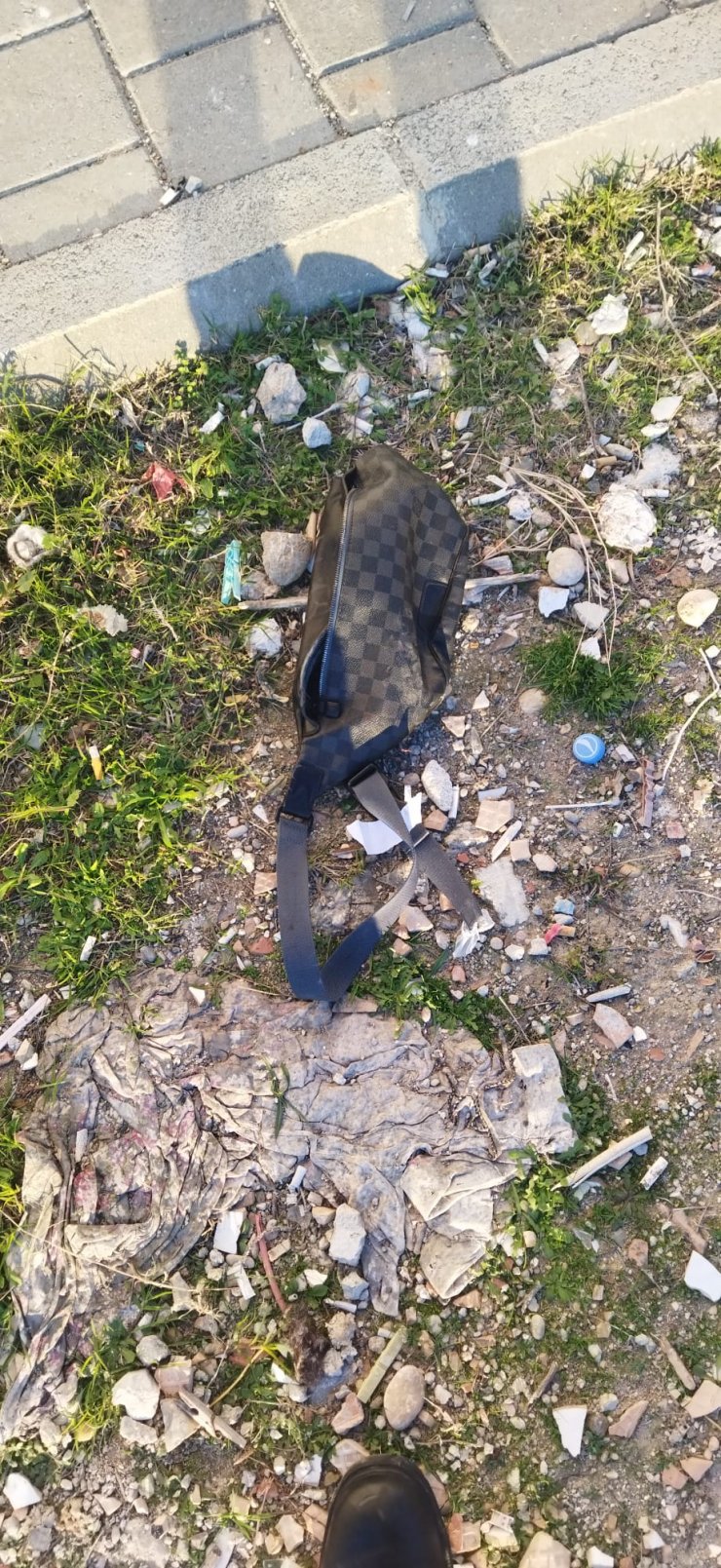 Eşcinsel arkadaşlık sitesi üzerinden tanışıp buluştuğu gurbetçinin parasını gasbetti