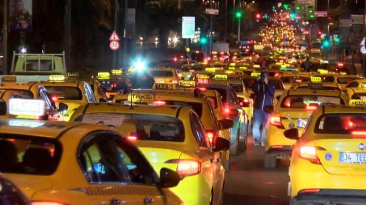 Yüzlerce taksici öldürülen meslektaşları için konvoy oluşturdu