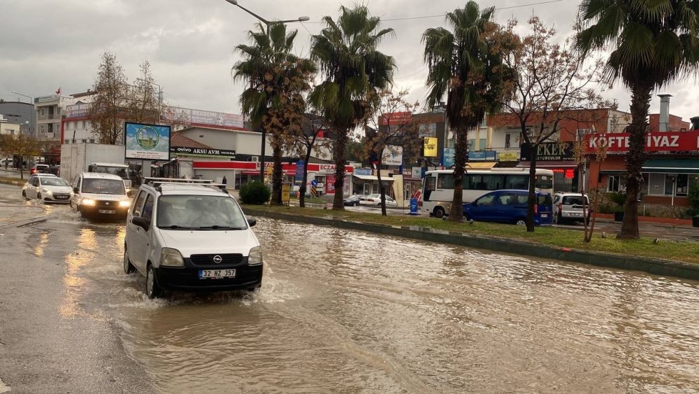 Antalya’da şiddetli yağmur yolları göle çevirdi