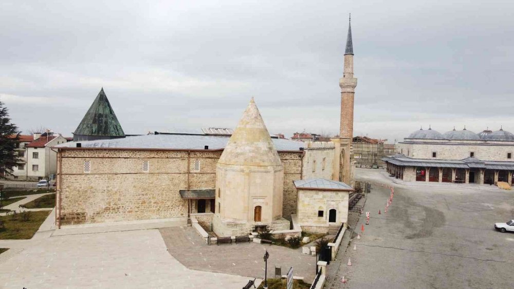 Konya’nın "çivisiz" tarihi camisine ziyaretçi akını