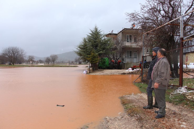 Burdur'da şiddetli yağış; evler ve tarım arazileri su altında kaldı