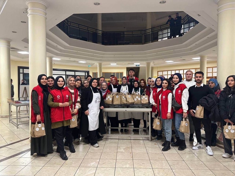 Konya'da "Anne Eli Değmiş Gibi" projesi ile finallere çalışan öğrencilere ikram