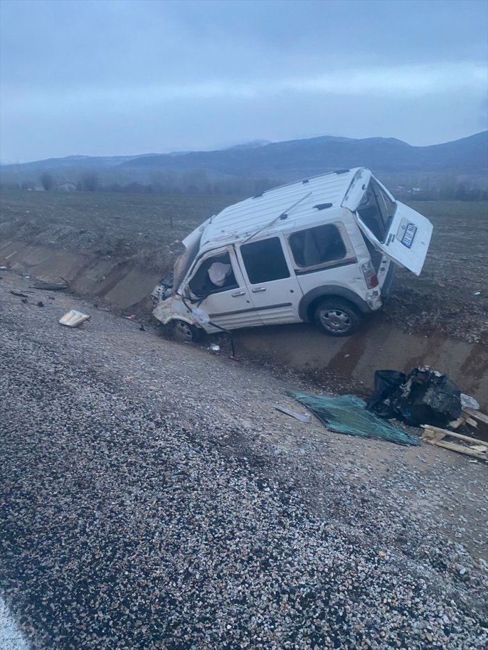 aa-20230113-29978751-29978750-konyada-hafif-ticari-aracin-devrildigi-kazada-2-kisi-yaralandi.jpg
