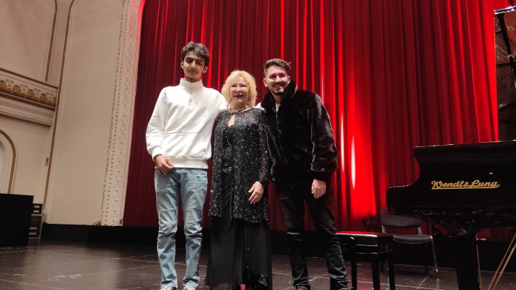 Sosyal medyada gündem olan kurye piyanist bu kez sahnede çaldı