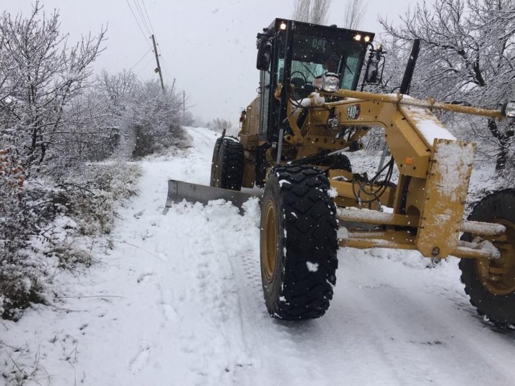 Kardan kapanan 30 köy yolundan 28'i açıldı