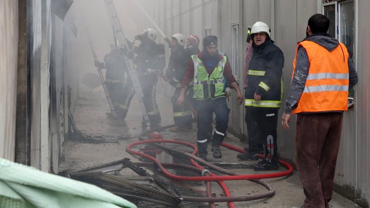 Antalya'da 200 işçinin kaldığı konteyner alev alev yandı