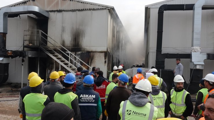 Antalya'da 200 işçinin kaldığı konteyner alev alev yandı