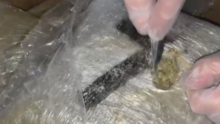 İBB ve İSKİ logolu kamyonette 112 kilo esrar ele geçirildi