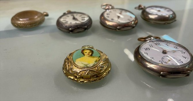 Konya'da 10 metrekare dükkanında 41 yıldır zamana ayar veriyor