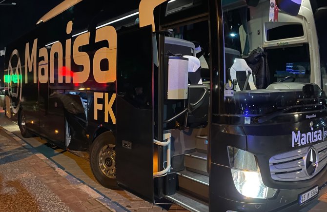 Manisa FK'nin takım otobüsüne kırmızı ışık ihlali yapan otomobil çarptı