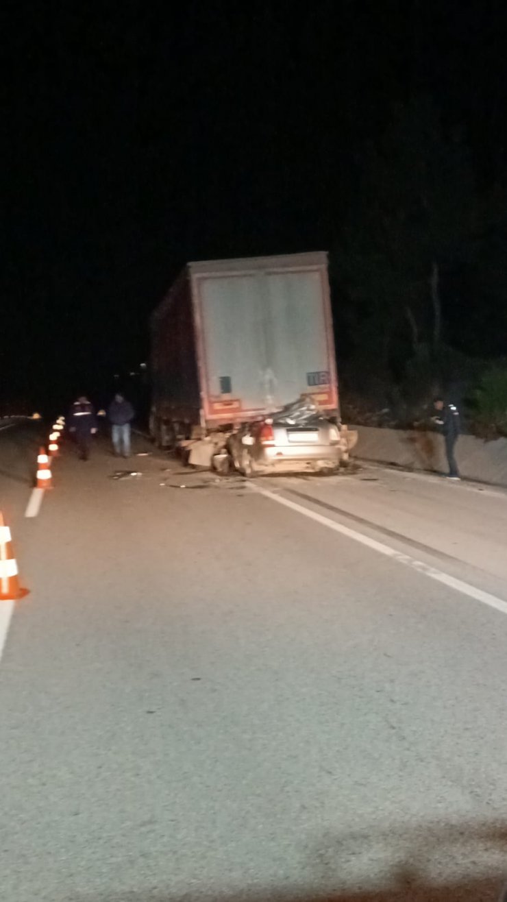 Otomobil, TIR'a arkadan çarptı: 1 ölü