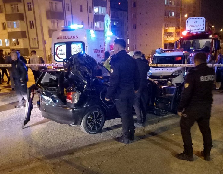 Ehliyetsiz sürücünün kullandığı otomobil TIR'a çarptı: 1 ölü, 2 yaralı