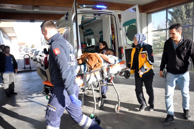 Yolda yürürken, tüfekle bacaklarından vuruldu