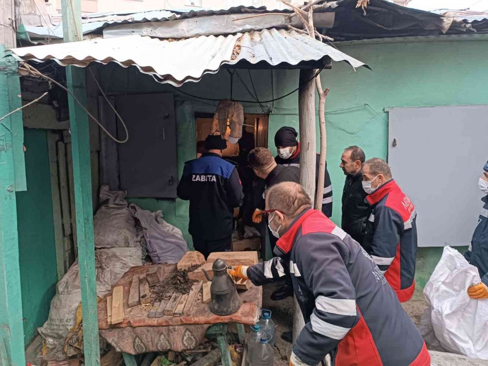 Konya’da çevre sakinlerinin kötü koku nedeniyle şikayetçi olduğu evden 3 kamyon çöp çıktı