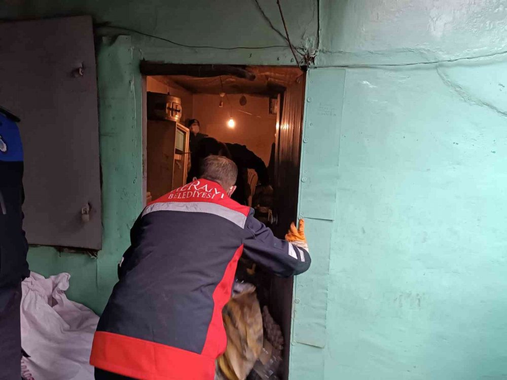 Konya’da çevre sakinlerinin kötü koku nedeniyle şikayetçi olduğu evden 3 kamyon çöp çıktı