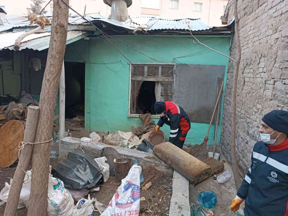 Konya’da çevre sakinlerinin kötü koku nedeniyle şikayetçi olduğu evden 3 kamyon çöp çıktı