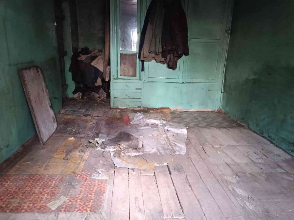 Konya’da çevre sakinlerinin kötü koku nedeniyle şikayetçi olduğu evden 3 kamyon çöp çıktı