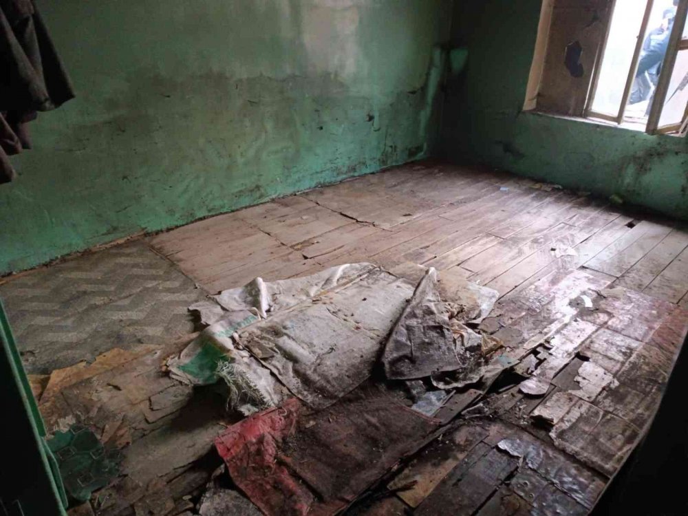 Konya’da çevre sakinlerinin kötü koku nedeniyle şikayetçi olduğu evden 3 kamyon çöp çıktı