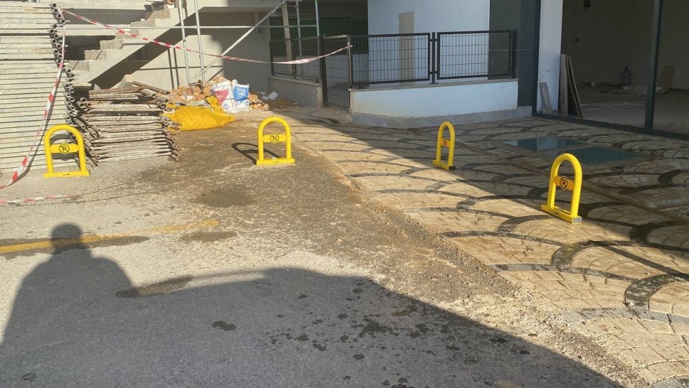 Takım elbiseli şahıs, inşaatın önünde ölü bulundu