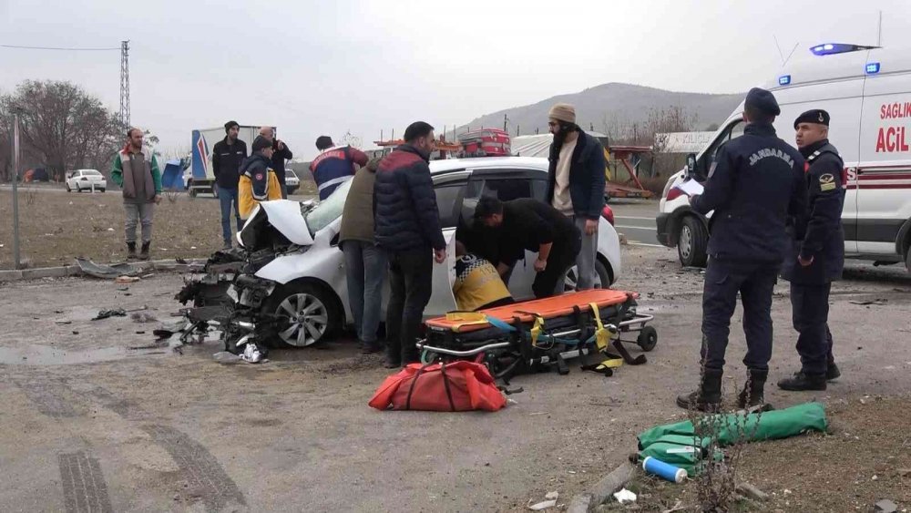 Elazığ’da otomobil kamyona çarptı: 2 yaralı