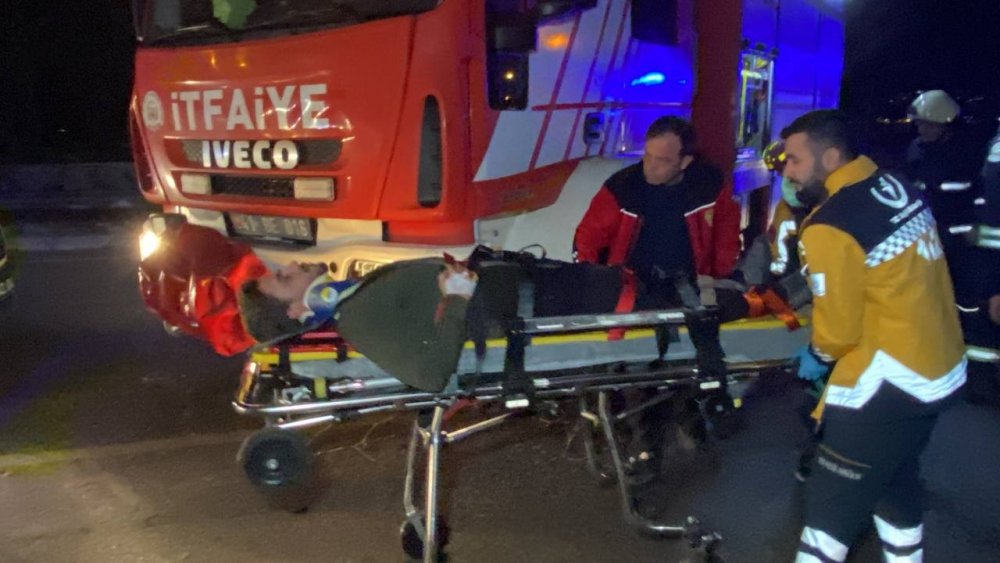 Kayganlaşan yolda otomobil ağaca çarpıp 10 metre sürüklendi: 1 yaralı