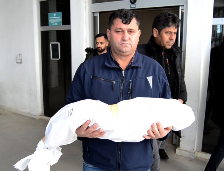 Kazada ölen anne-baba ve 27 günlük bebekleri yan yana toprağa verildi