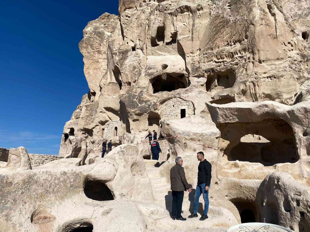 Kaleden düşen genç feci şekilde can verdi