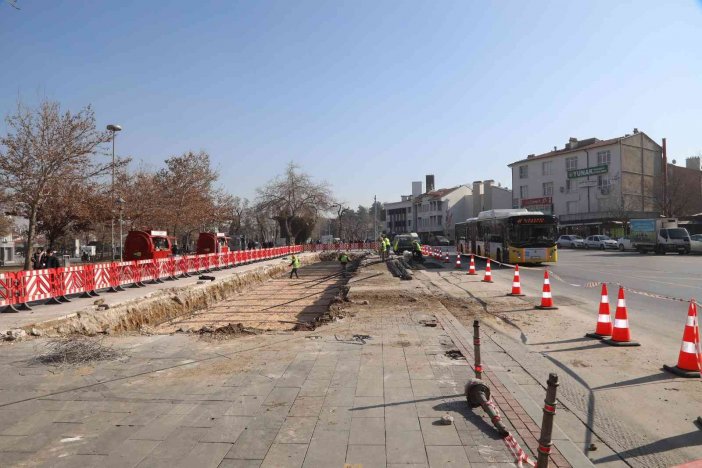 konya-buyuksehir-kulturparka-kapali-otobus-duraklari-yapiyor-1.jpg