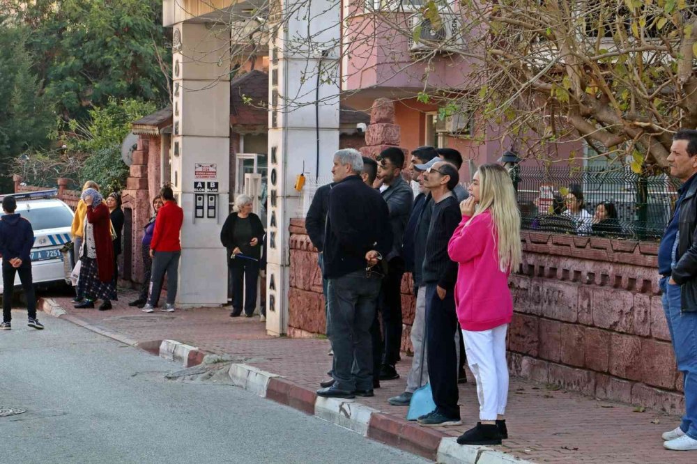 Metruk bina yanında genç kadının şüpheli ölümü... Elinde kuş tüyü bulundu