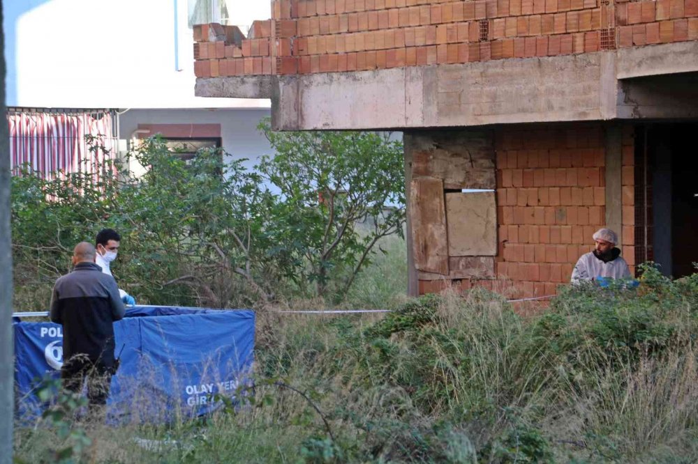 Metruk bina yanında genç kadının şüpheli ölümü... Elinde kuş tüyü bulundu