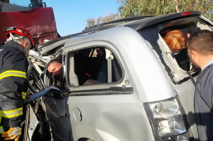 Karşı şeride geçen TIR, iki araca çarptı: 1 ölü, 2 yaralı