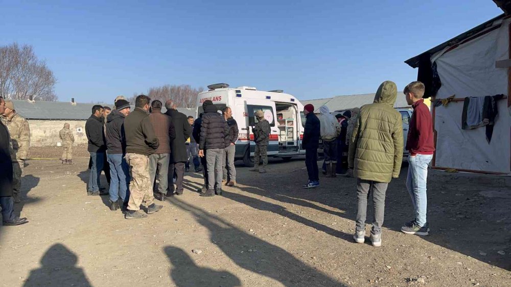 Silahlı saldırıda 3 kişi kafasından vurularak öldürüldü